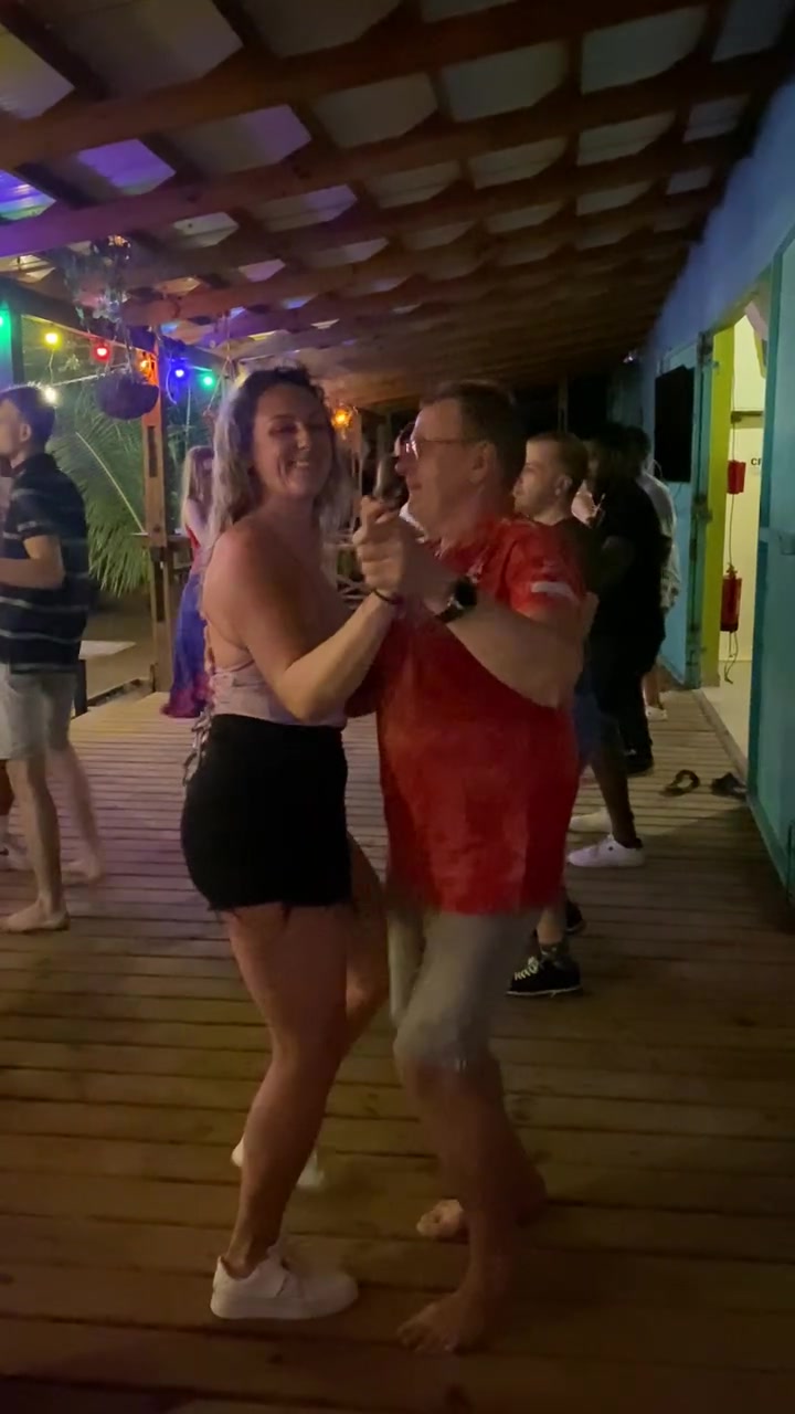 Groepsles bachata bij Surfspot