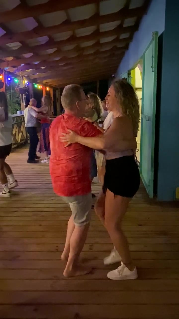 Dansparen tijdens een bachata-avond op Curaçao