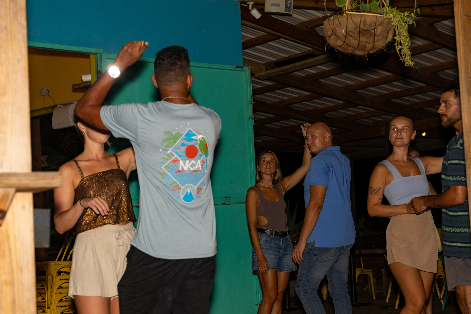 Verschillende dansparen oefenen samen tijdens de bachata les