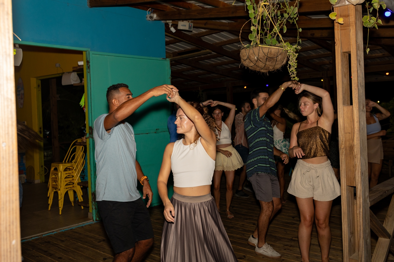 Meerdere dansparen oefenen tegelijk tijdens de bachata les