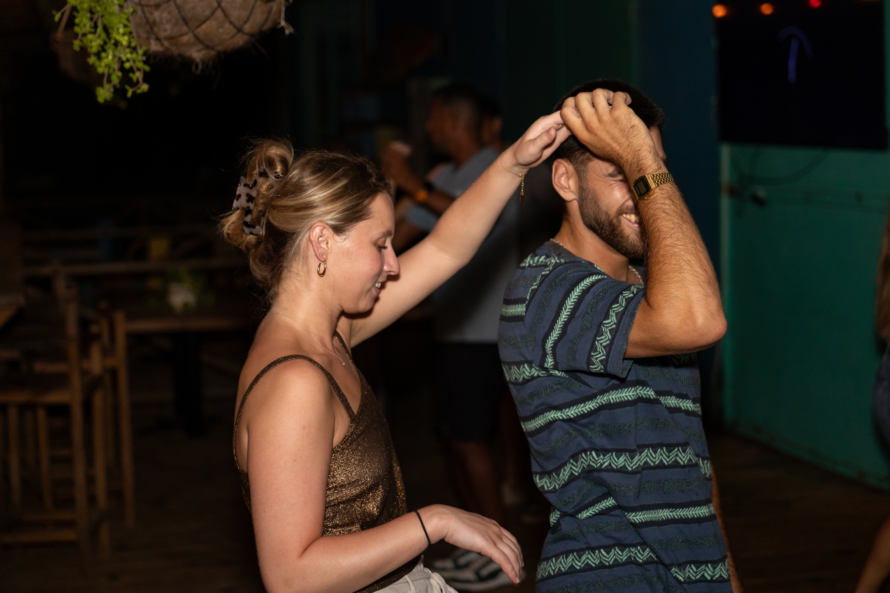 Danspaar oefent samen een bachata draai