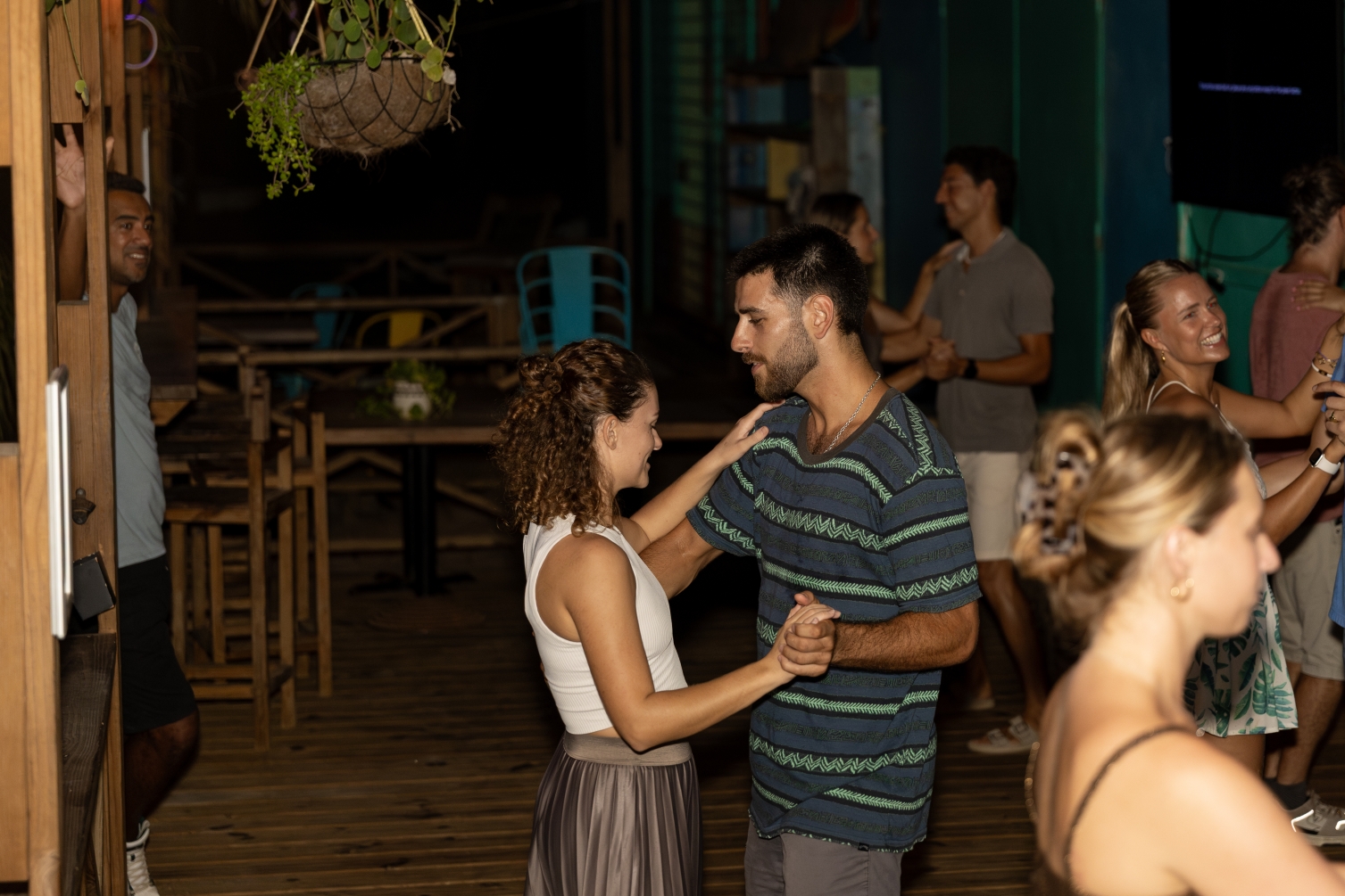 Danspaar maakt contact tijdens een gezellige bachata groepsles