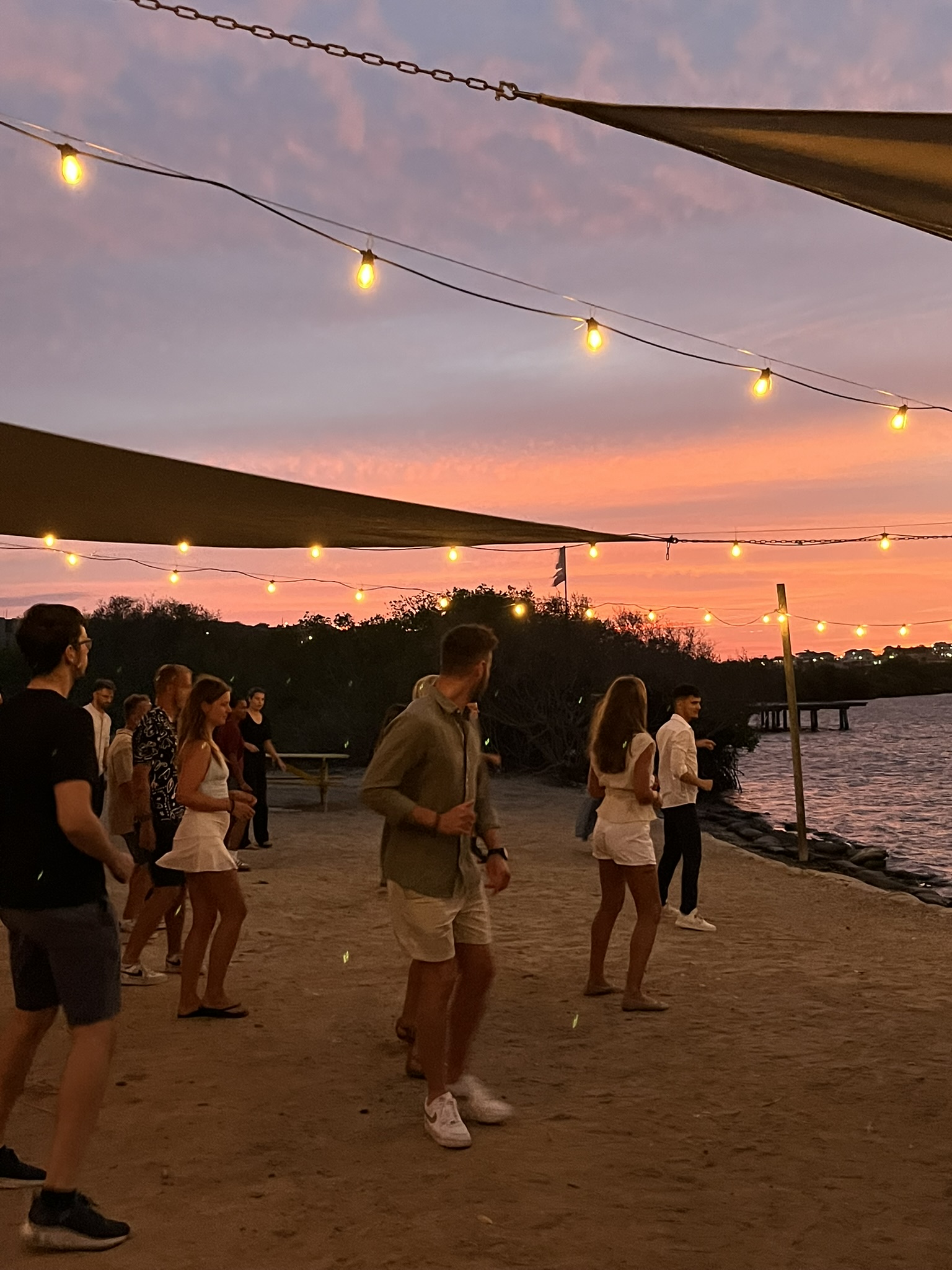 Bachata dansen tijdens zonsondergang op Curaçao